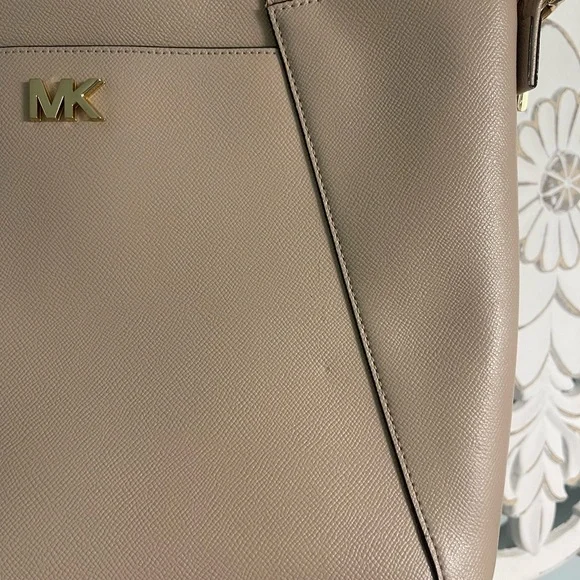 Michael Kors Tote Bag with Structured Design and Smooth Leather - Picture 4 of 14
